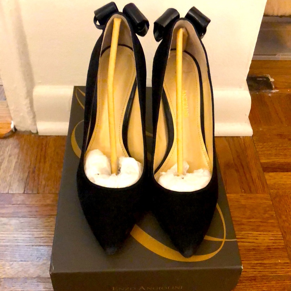 Suede black pumps